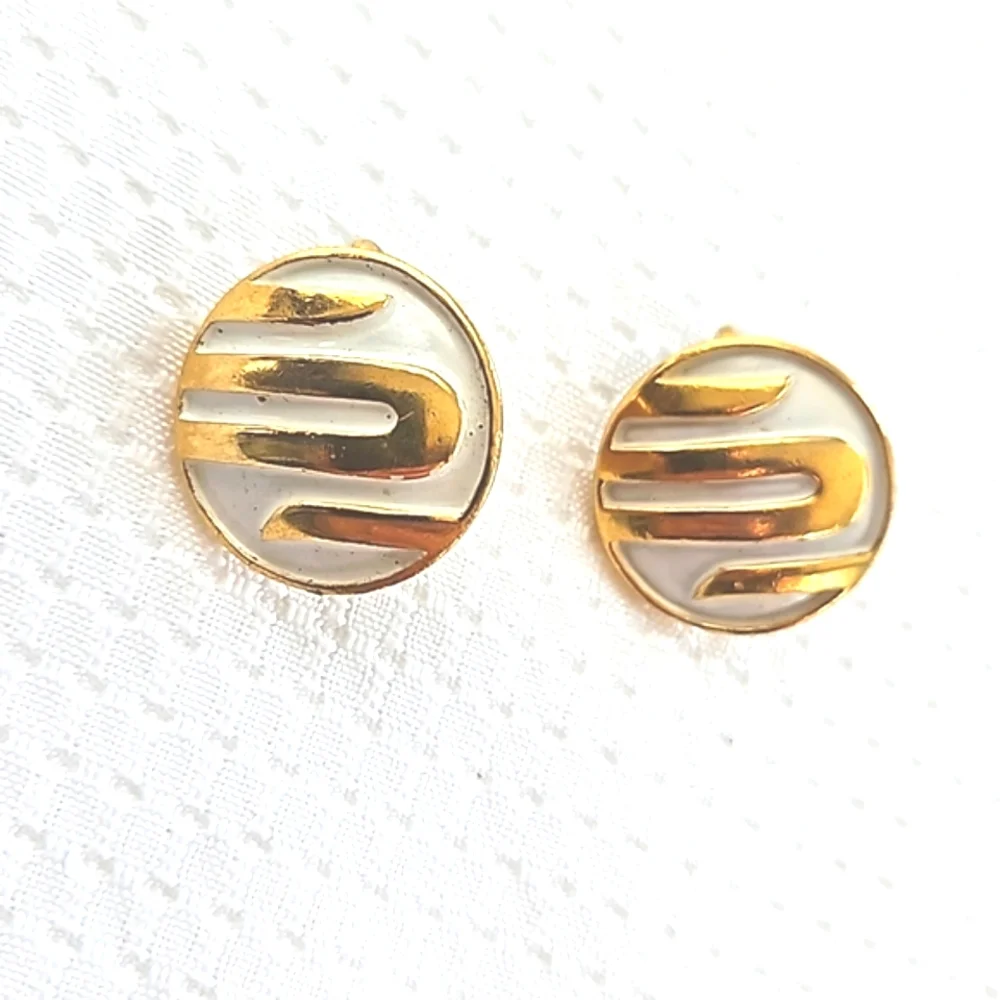 Vintage Crown Trifari White Enamel Gold Tone Round Clip On Earrings